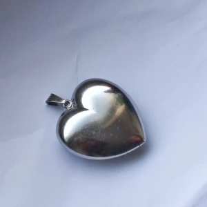 Heart pendant  - En jätte gullig hjärtpendant, köpte också i ett antik butik så jag vet inte exakt branden. Behöver köpa bandet. 