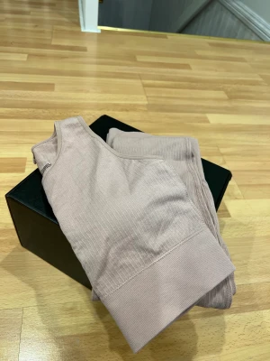 Träningset - Fint träningset från primark i storlek S men passar nog en M istället. Något genomskinlig vid rumpan😊aldrig använt!! Färgen ser urtvättad ut på bilden men är mer rosa i verkligheten