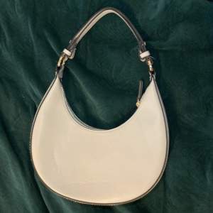 Jättefin fakeläder handväska från Mango i en mer off white färg 💖