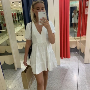 Zara klänning - Säljer min klänning från Zara, köptes förra året knappt använd👌🏽 Lånade bilder, skriv för egna bilder!!