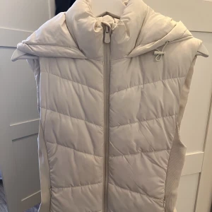Zara Väst - En trendig väst från Zara i färgen beige. Köpt förra året och använd två gånger. Har inga defekter eller liknande. Pris går att diskuteras.