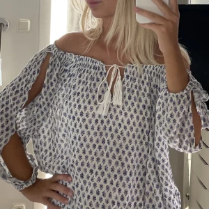 Vit blus med blå mönster - Blusen passar perfekt nu till sommaren😍