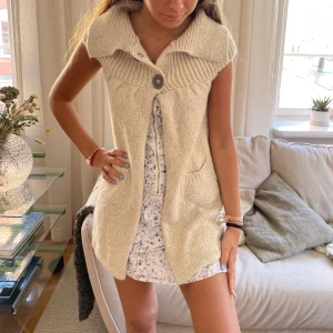 Superfin lång kofta - Såå gullig lång kofta perfekt nu till sommar över en klänning 👏🏻❤️