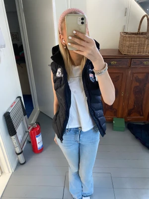 Väst - Säljer denna fina väst från scapa sport då den inte kommer till användning. Jätte fin nu till våren! Pris kan diskuteras 💞