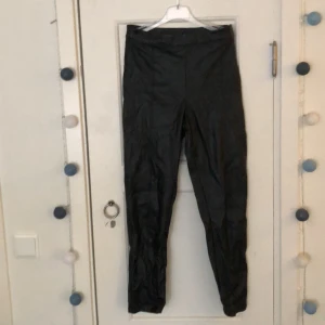 Byxor - Byxor i lack/skinn meddela för mer info 