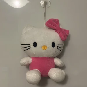 Hello Kitty  - En Hello Kitty gosedjur som går att klistra fast på speglar, garderob, fönster, dörrar, m.m