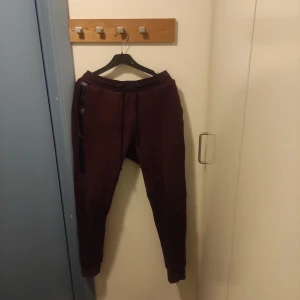 Mjukisbyxor  - Vinröda mjukisbyxor, fickor med dragkedja. Fin kvalité 