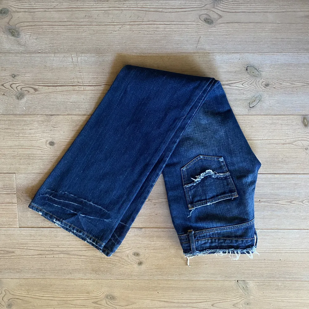 Jättecoola lågmidjade jeans, köpta här på plick men var tyvärr för små💙innerbenslängd:87cm midjemått:82cm. Jeans & Byxor.