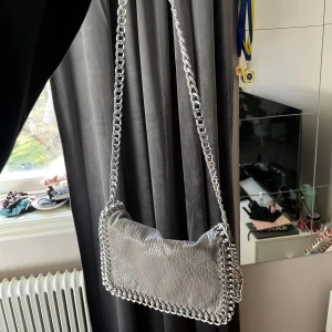 Väska - Använd fåtal gånger, bra skick