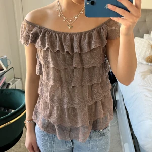 Spets topp!  - Så snygg volangtopp i spets! Man kan variera och både ha den som off shoulder eller inte❤️