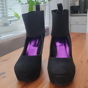 Killackar - Ett par killackskor i mockamaterial som har resårband runt ankeln, använda ett fåtal gånger dom är i stl. 38 och klacken är 11 cm.