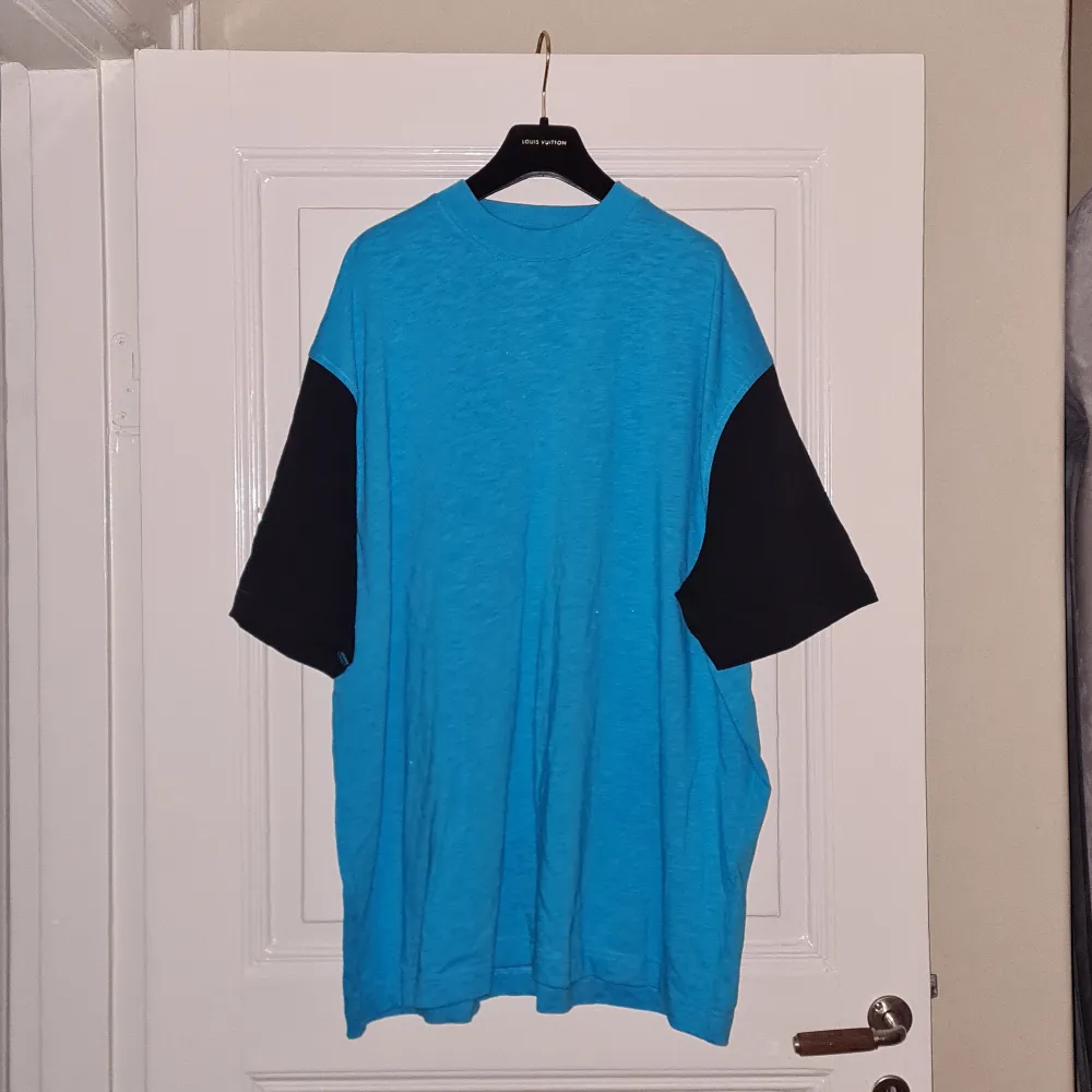 Oversized Acne Studios tshirt from season SS21, bought at their sample sale in Stockholm in 2023. Unworn, new sample condition. Pen mark on the Acne Studios label in neck was there when bought (see photo). T-shirts.