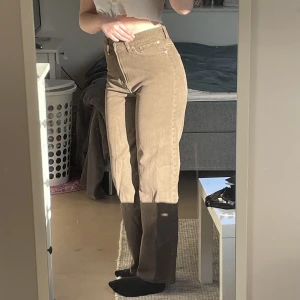 Bruna vida jeansbyxor - Jag säljer ett par helt nya vida jeans från H&M, superfina och sköna! skriv om ni vill ha fler bilder på hur de sitter!   Jag är 170cm lång och det är perfekt längd för mig!
