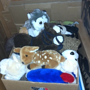 Många gosedjur - En banankartång i storlek med gosedjur