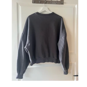 Sweatshirt - Grå sweatshirt från Nelly i storlek XS men passar även större. Aldrig använd. Köparen står för frakten.