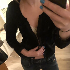 Svart kofta  - Köpt second hand så vet ej märke men känns som bra kvalitet