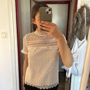 Zara topp💞 - En typ oanvänd zara topp,Storlek s. Använd fåtal gången. Inga missfärgningar eller hål i tröjan så nästan som ny!🙏🏼💞köparen står för egen frakt!! 