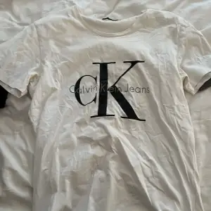 Ck T-shirt, st L, aldrig använd då den är för stor.