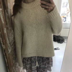 Vit stickad tröja  - Säljer denna snygga tröja från zara, sitter som storlek M, säljer för 220kr+ frakt (66kr)❤️