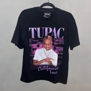 Skick= tupac= 10/10, Hugo boss= 8/10, Fuck off= 10/10 alla storlekar är medium. Tupac= 189 kr, Hugo boss= 120kr, Fuck off= 120kr