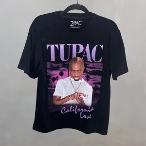 T-shirts  - Skick= tupac= 10/10, Hugo boss= 8/10, Fuck off= 10/10 alla storlekar är medium. Tupac= 189 kr, Hugo boss= 120kr, Fuck off= 120kr