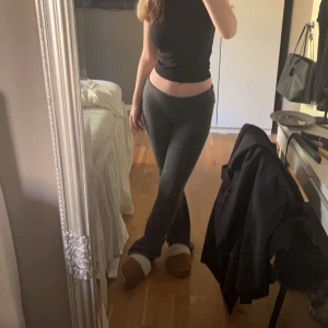 Byxor - Tänkte sälja mina fina brandy Melville byxor i mörkgrå då dom inte kommer till användning, dom är i onesize men är väldigt stretchiga.