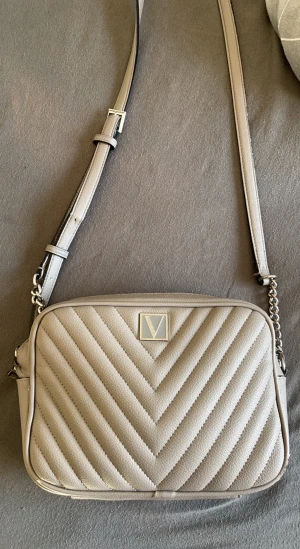 Victoria’s Secret väska  - Den har några få skador på kanterna, kan skicka bilder om det önskas.  Säljs pga att den kommer inte till användning längre Nypriset ligger på 600 kr