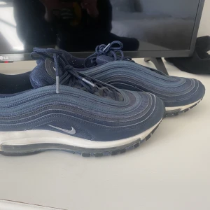 Nike Air Max 97 - Säljer dessa skor då jag inte använder de längre och jag har använt de 5 gånger. Hör av er vid frågor och fler bilder. Kond 8/10