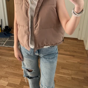 vest - köpte den från hollister i japan under sommaren förra året!!  väldigt söt och du kan bära båda sidor beroende på vilken färg du vill ha.  Kontakta vid intresse 🫶