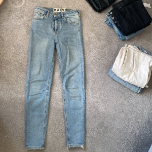 KARVE - De perfekta ljusblåa jeansen  - Ljusblå jeans från KARVE i tightmodell Nytt skick!