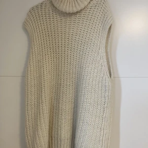 Lång stickad tröja - Knappt använd, i god skick.