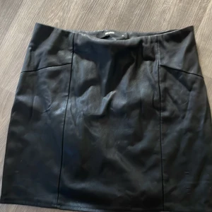 Skinkjol - En oanvänd skinkjol. Finns dragkedja på vänstra sidan. 