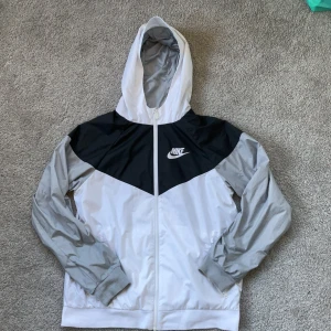 Nike jacka passar bra till svalna sommar/vår kvällar. - Denna jackan är i ett perfekt skick har används den 5 gånger. 