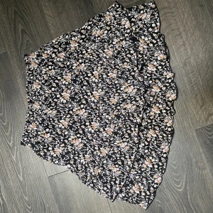 Sommarkjol - Volangkjol från NA-KD, aldrig använd, köpt förra sommaren. Storlek 32, passar xxs/xs/s