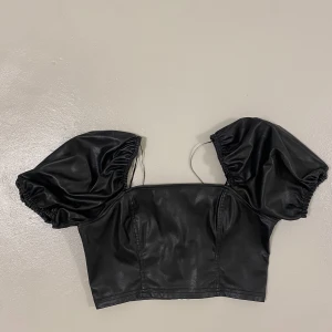 Topp - Skinntopp, sååå snygg och cool. Passar perfekt till en edgy look eller utekväll!!😊😊