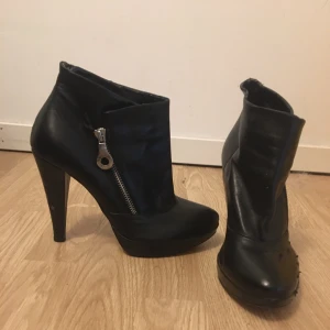 Högklackat med silverkedja - Högklackade skor med silverdetaljerad kedja. Enstaka märken finns! 🌸 Strl 38