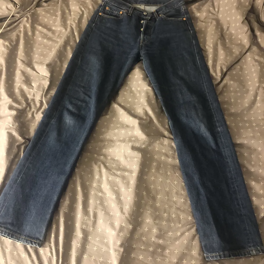 Köpta secondhand. Inga synliga skador förutom märket bak på jeansen. . Jeans & Byxor.