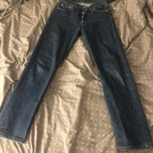 Levis jeans 501 - Köpta secondhand. Inga synliga skador förutom märket bak på jeansen. 