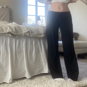 Linnebyxor hm - Svarta Lågmidjade linnebyxor från hm💝 De har prislappen kvar, säljer då dom var förstora. På första bilden har jag på mig xs i samma byxor men säljer storlek s💗 Slutsålda på hemsidan😩 Hör av dig om du har några frågor!💘 Köparen står för frakten!