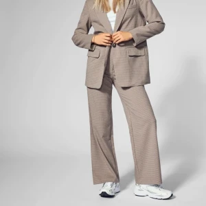 only kostymbyxor  - kostymbyxor med hundtandsmönster i strl 36. aldrig använda & prislappen kvar. nypris 499kr <3 skriv privat vid frågor !!