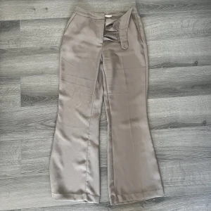 Beigea kostymbyxor  - Jätte bekväma och fina kostymbyxor, köpa på Nelly. Använda fårtal gånger. Storlek xs. 