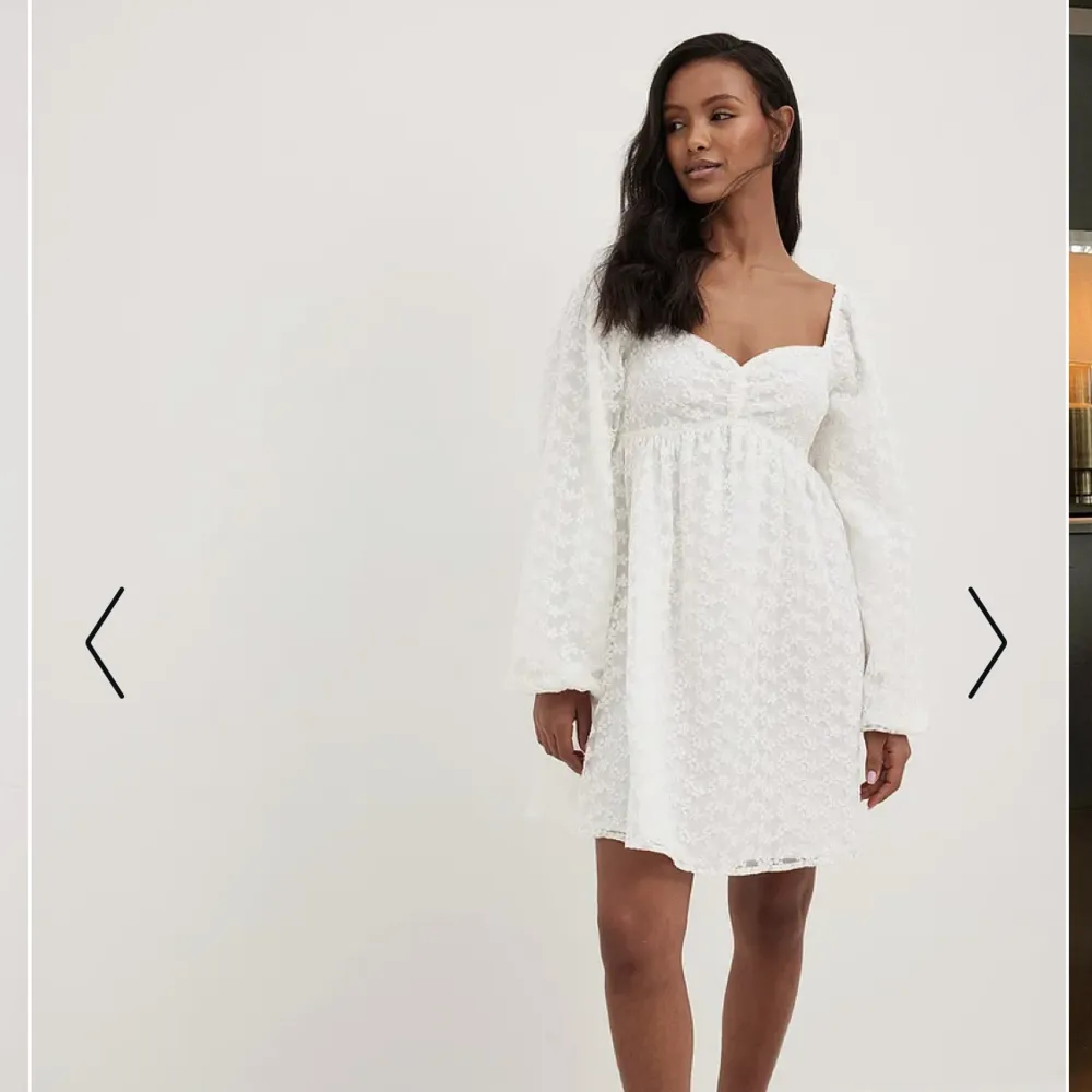 Säljer denna superfina vita klänning från NA-KD i storlek 34. Då jag beställde två olika storlekar.  Paketet är inte ens öppnat så den är som ny.  Även slutsåld på NA-KD i denna färg . Klänningar.