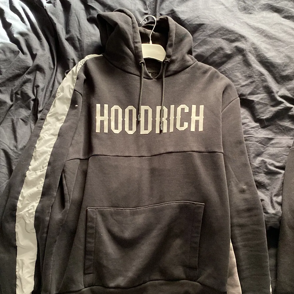 Använd hoodrich hoodie, säljer för jag har tröttnat på den. Skicket är bra men de märks att den är använd. Inga skador på den osv. . Hoodies.