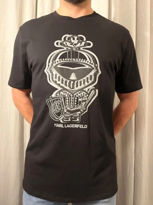 T shirt Karl Lagerfeld - T shirt från Karl Lagerfeld storlek