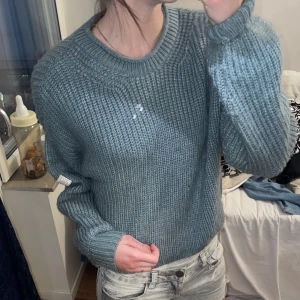 Stickad blå tröja - Världens hulligaste stickad tröja men tycker inte att den passar mig. Så himla skön. Tröjan är turkos/blå-aktig. Perfekt för all väder. Priser går att diskuteras