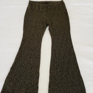 Guldigt set Monki  - Guldigt set från Monki i strl L. Använt en gång. Köparen står för frakten