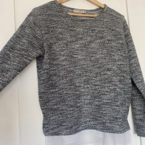 Söt Stickad tröja - Stickad tröja med fin detalj i nederkant perfekt till vardags och väldigt skön! 