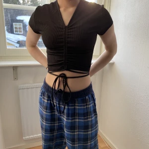 Croptopp - En svart croptopp med knytning från divided H&M i XS, använd ett par gånger. Köpet är bindande 