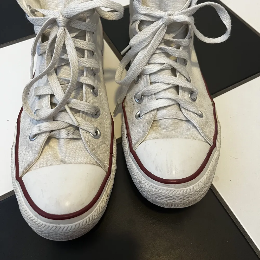 Säljer mina jätte fina vita converse eftersom dom är förstora. Perfekta skor nu till sommaren.❣️ (+ Frakt och betalning sker genom swish).. Skor.