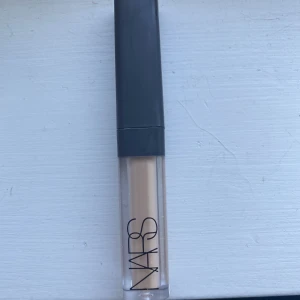 nars concealer  - nars concealer i färgen macadamia/ medium 1.5 andvänd få gånger för att kolla färgmatchning  den är en mini storlek ( 1.4ml) skriv för mera bilder❤️